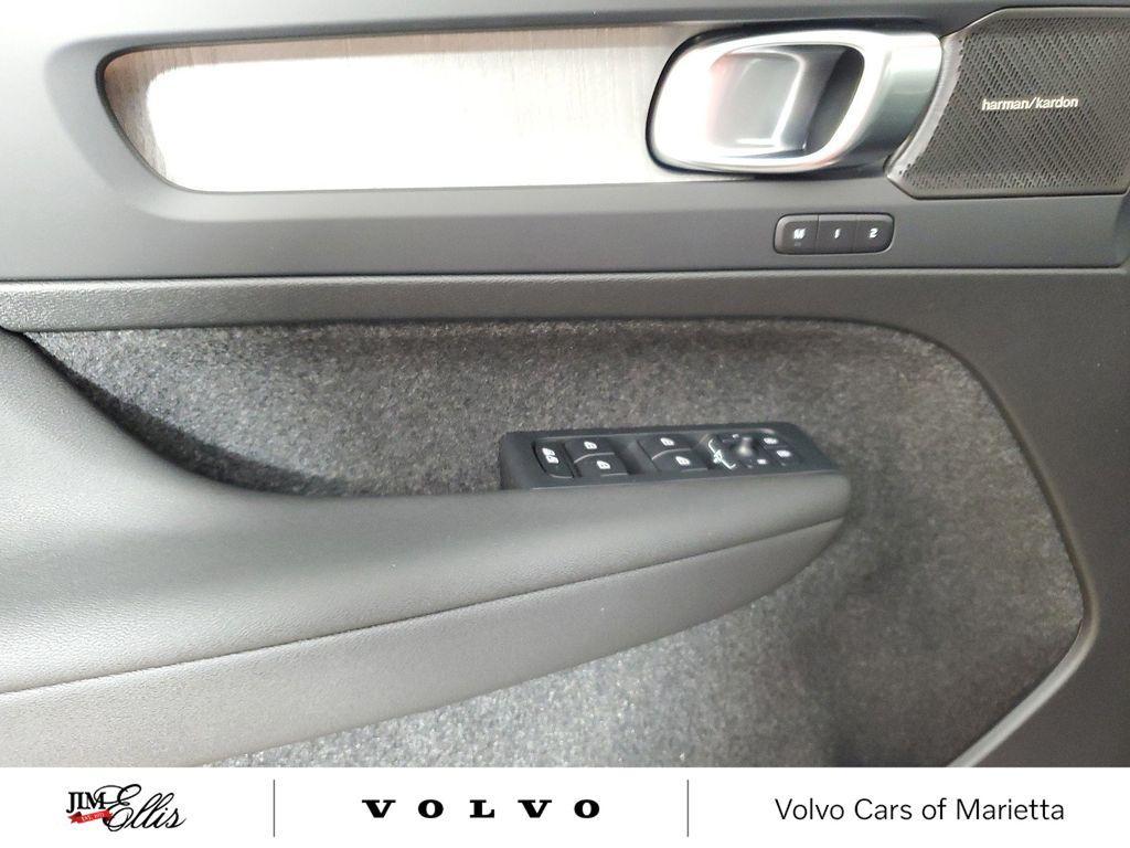 new 2025 Volvo XC40 car, priced at $43,358