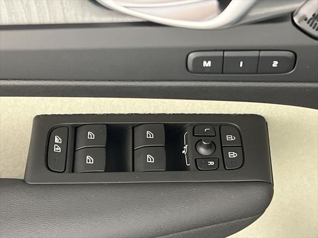 new 2025 Volvo XC40 car