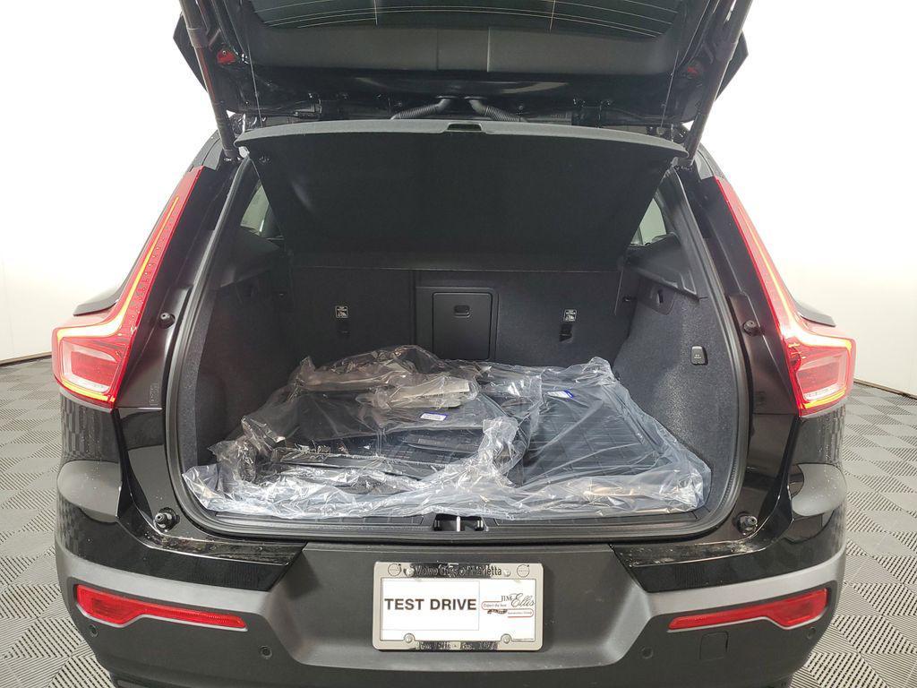new 2025 Volvo XC40 car, priced at $44,409