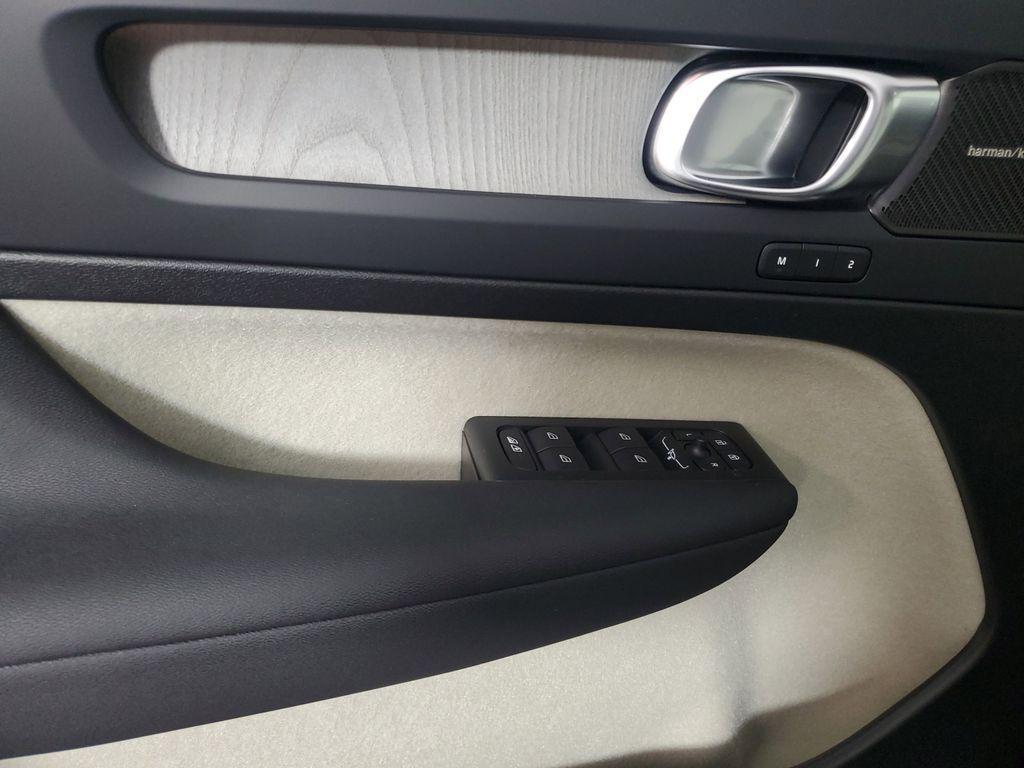new 2025 Volvo XC40 car, priced at $44,409