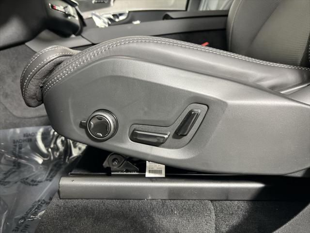 new 2025 Volvo XC90 Plug-In Hybrid car