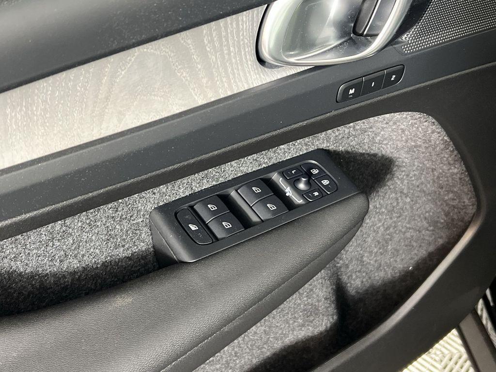 new 2025 Volvo XC40 car, priced at $38,937