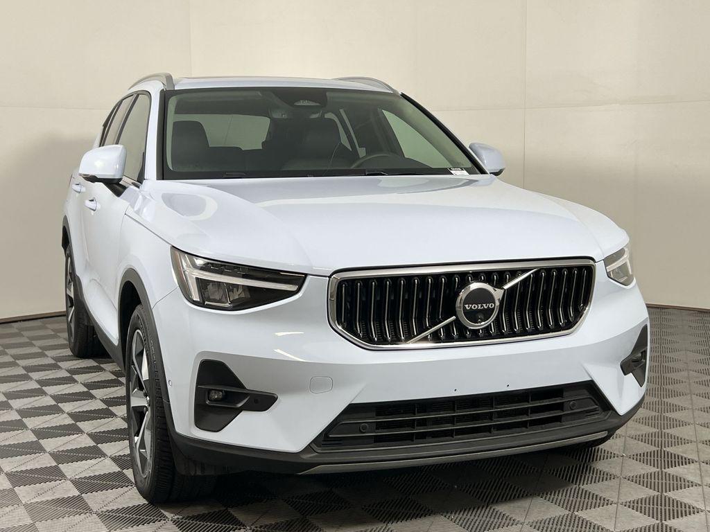 used 2025 Volvo XC40 car, priced at $35,611