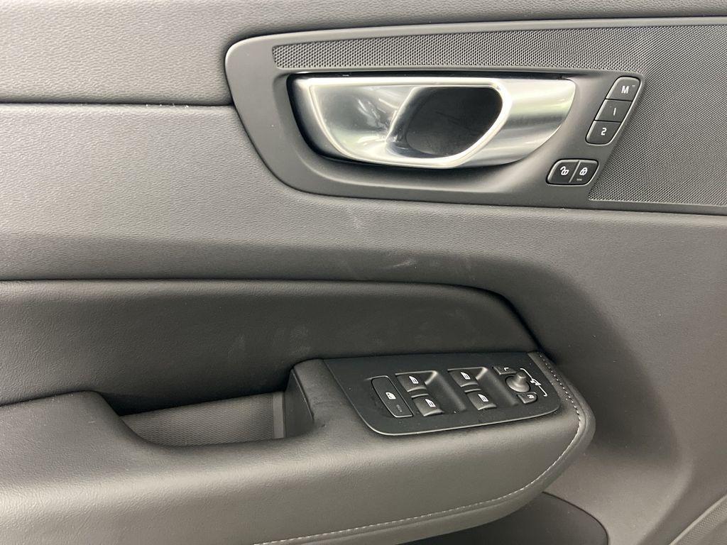 new 2025 Volvo XC60 car, priced at $44,270