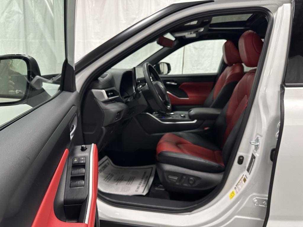 used 2025 Toyota Highlander car, priced at $45,495