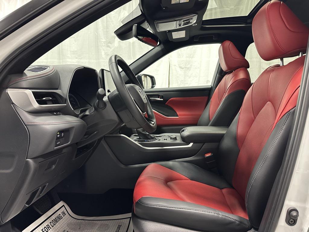 used 2025 Toyota Highlander car, priced at $45,495