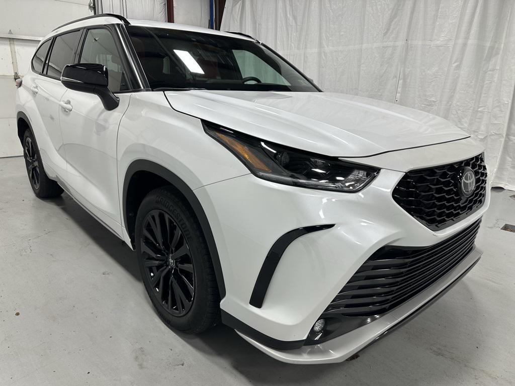 used 2025 Toyota Highlander car, priced at $45,495