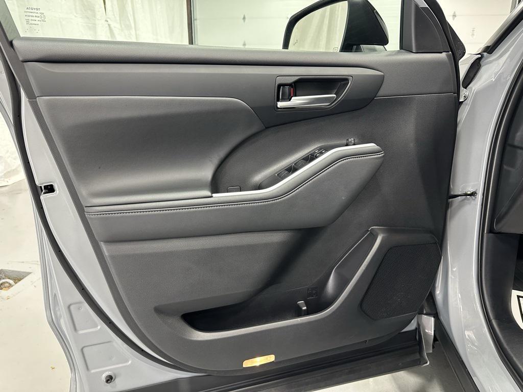 used 2025 Toyota Highlander car, priced at $45,495