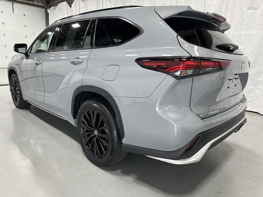 used 2025 Toyota Highlander car, priced at $45,495
