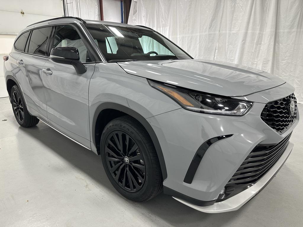 used 2025 Toyota Highlander car, priced at $45,495