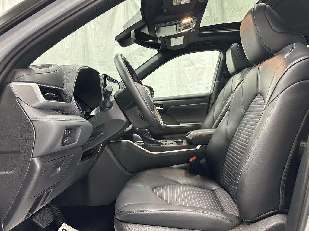 used 2025 Toyota Highlander car, priced at $45,495