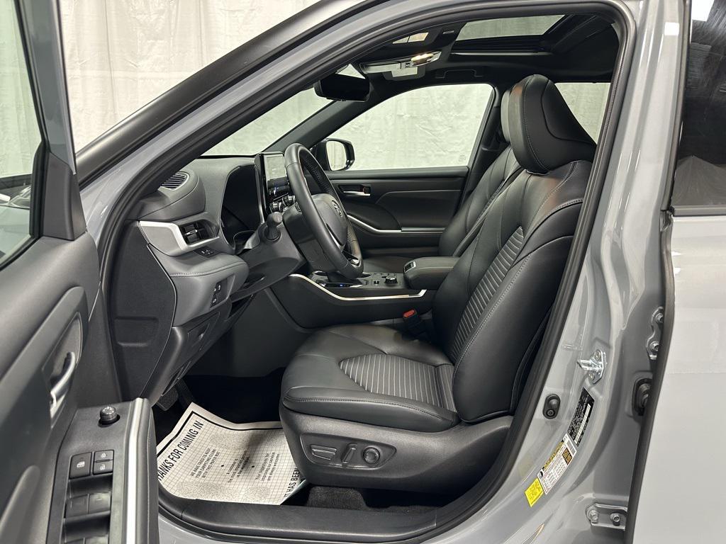 used 2025 Toyota Highlander car, priced at $45,495