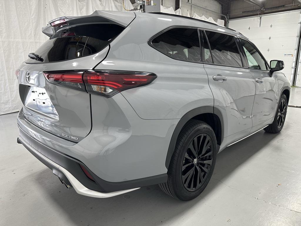 used 2025 Toyota Highlander car, priced at $45,495