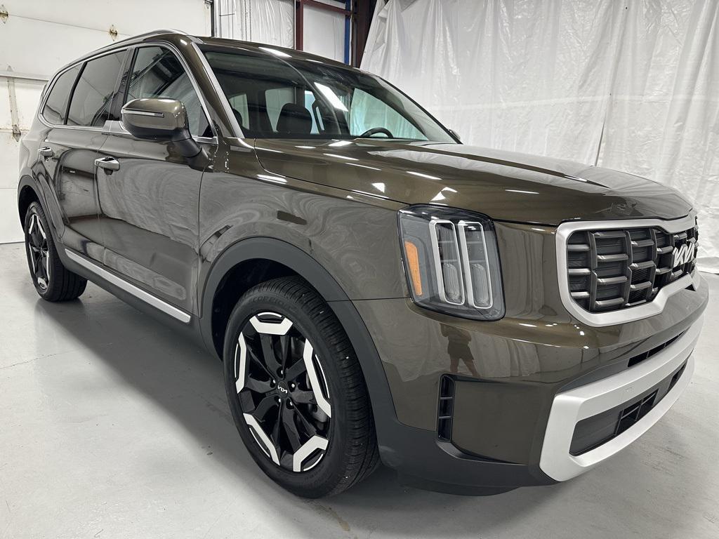 used 2025 Kia Telluride car, priced at $37,495