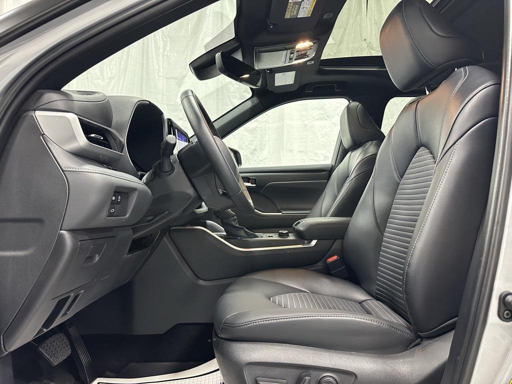 used 2025 Toyota Highlander car, priced at $44,995