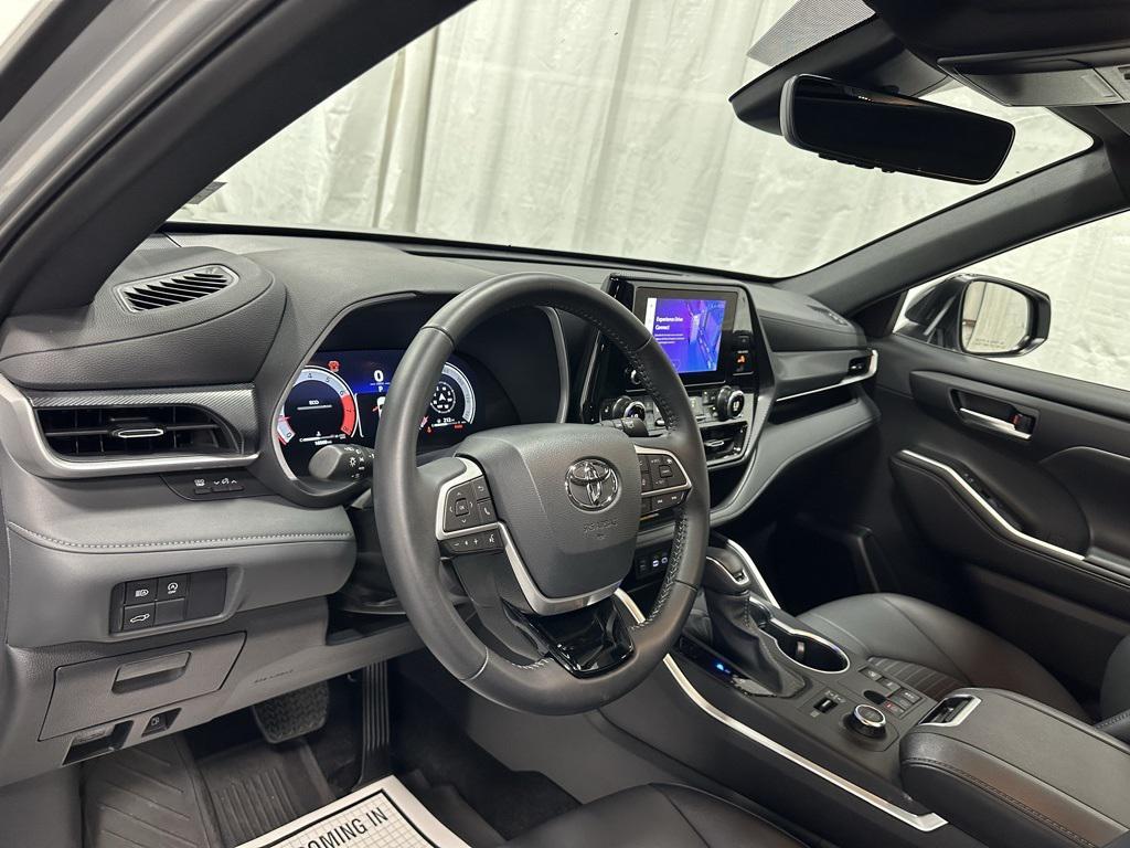 used 2025 Toyota Highlander car, priced at $44,995