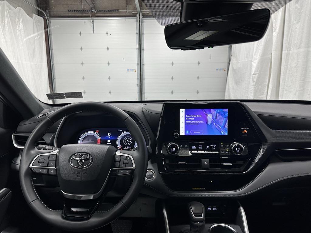 used 2025 Toyota Highlander car, priced at $44,995