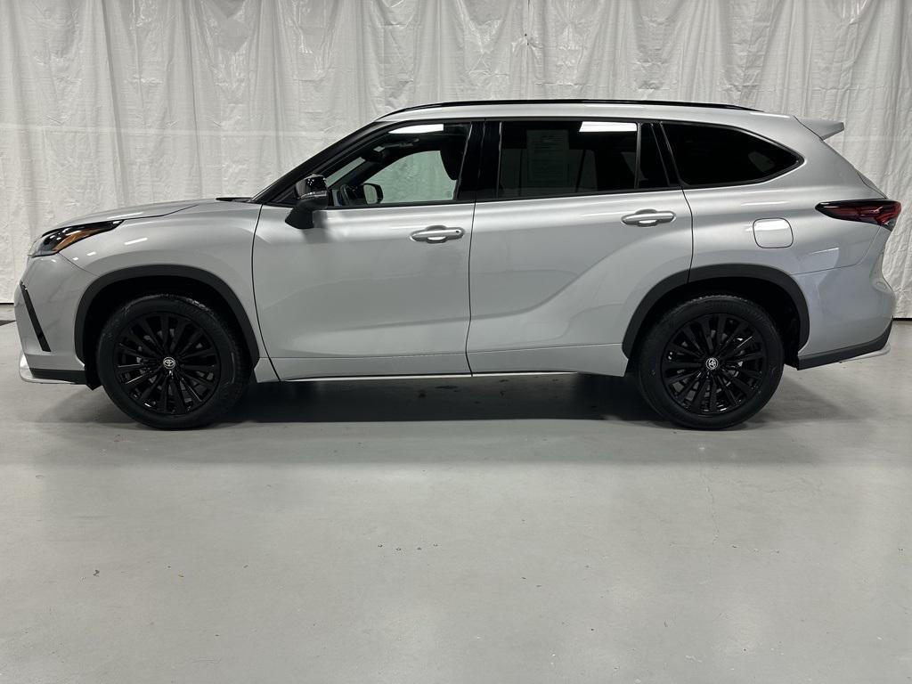 used 2025 Toyota Highlander car, priced at $44,995