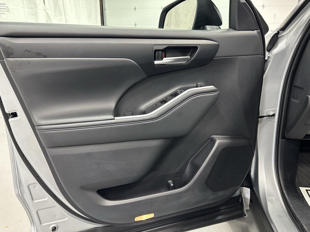 used 2025 Toyota Highlander car, priced at $44,995