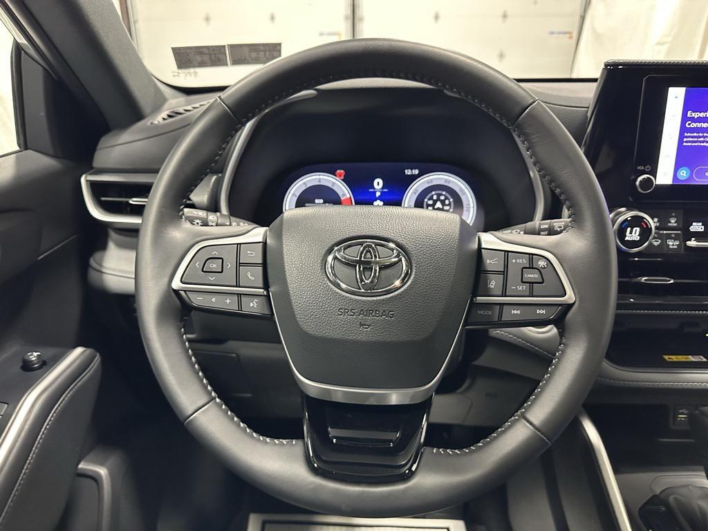 used 2025 Toyota Highlander car, priced at $44,995