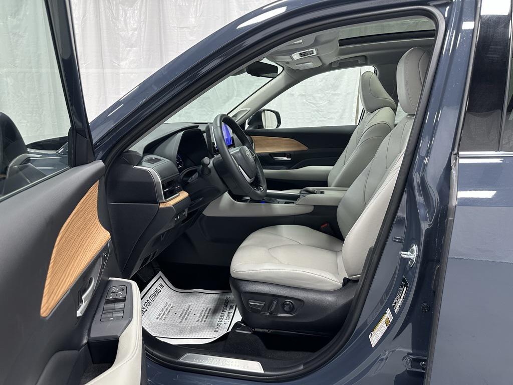 used 2025 Toyota Grand Highlander car, priced at $49,995