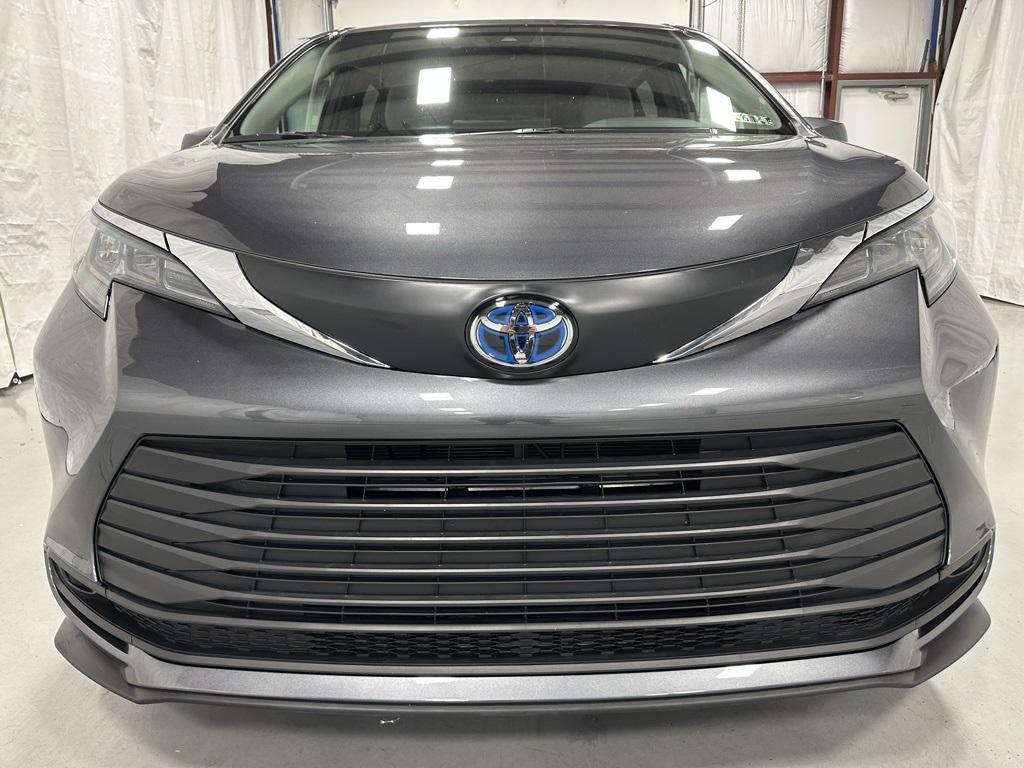 used 2025 Toyota Sienna car, priced at $39,995