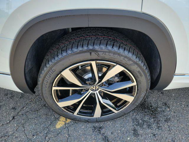 new 2025 Volkswagen Atlas car, priced at $54,221