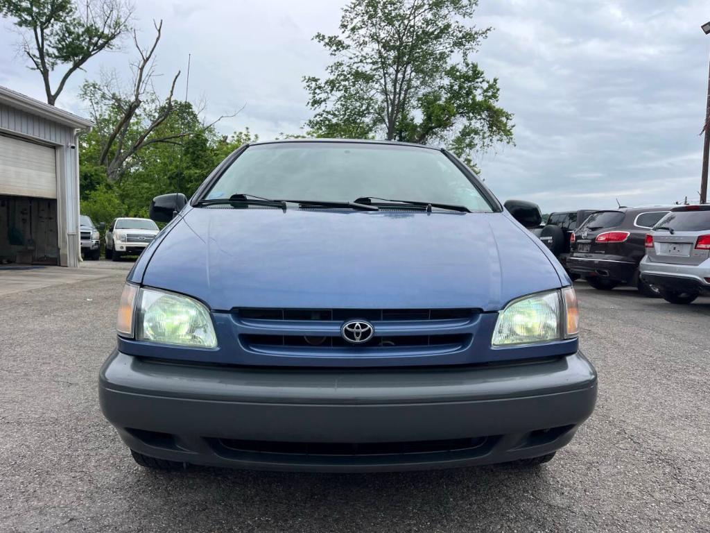 used 2000 Toyota Sienna car, priced at $3,995