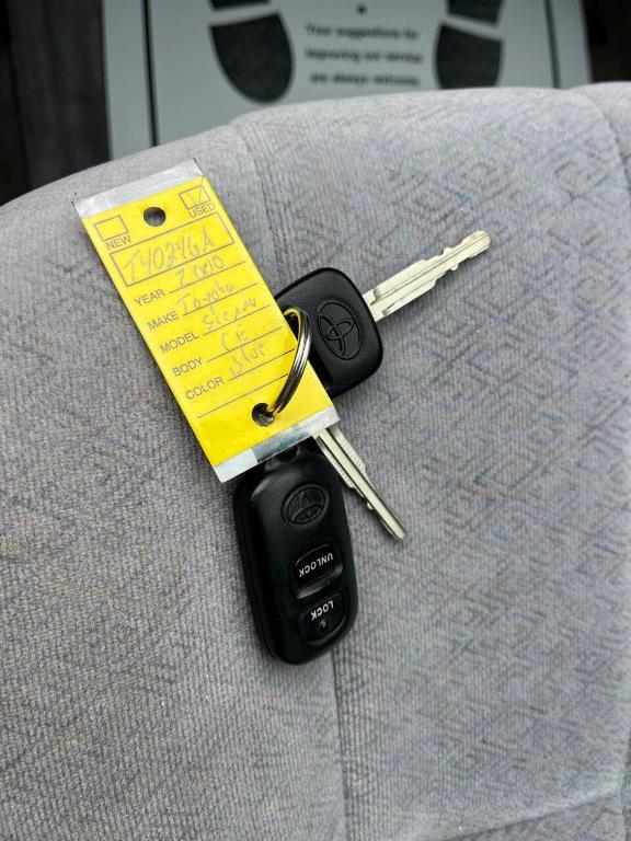 used 2000 Toyota Sienna car, priced at $3,995