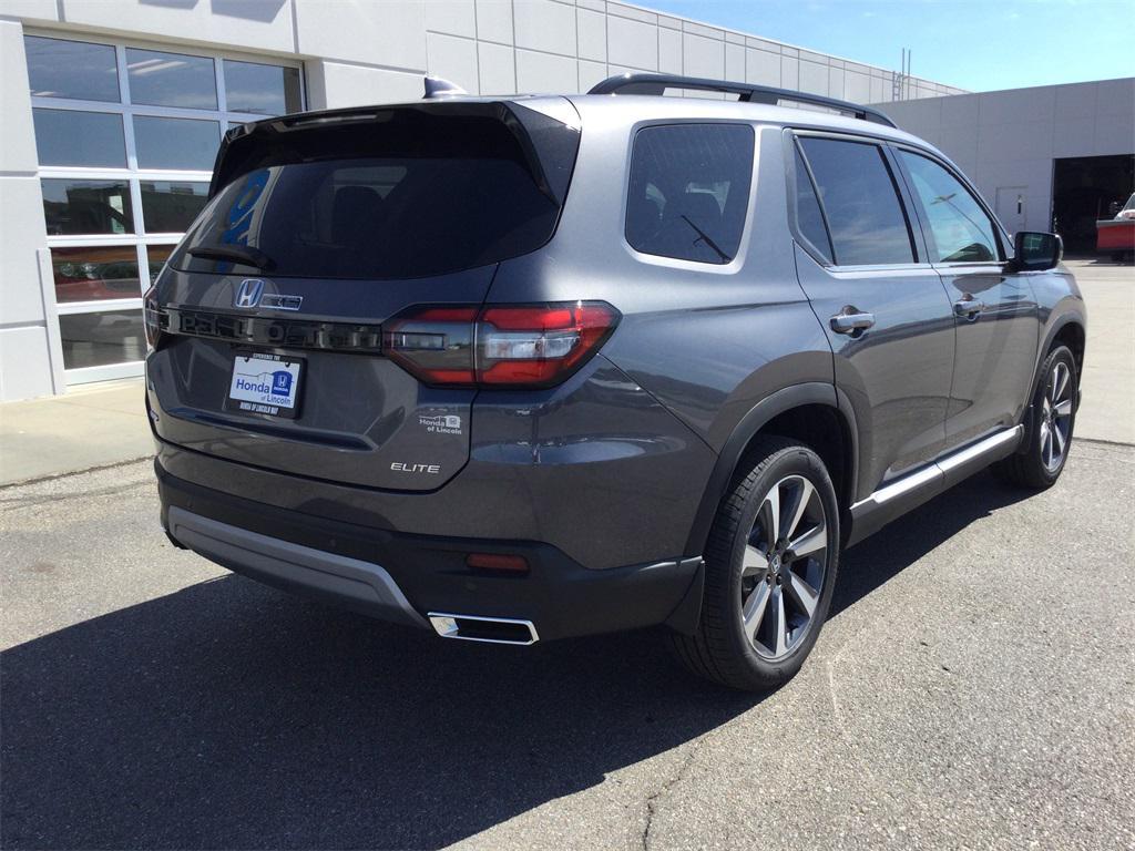 new 2025 Honda Pilot car, priced at $54,575