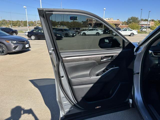 used 2020 Toyota Highlander car, priced at $30,971