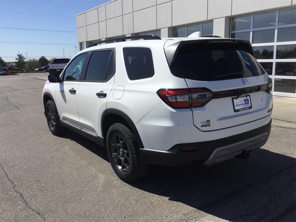 new 2025 Honda Pilot car, priced at $51,350