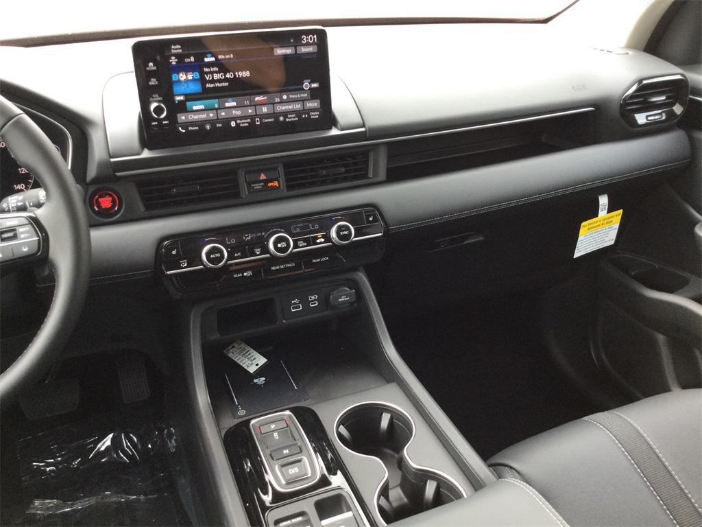 new 2025 Honda Pilot car, priced at $45,421