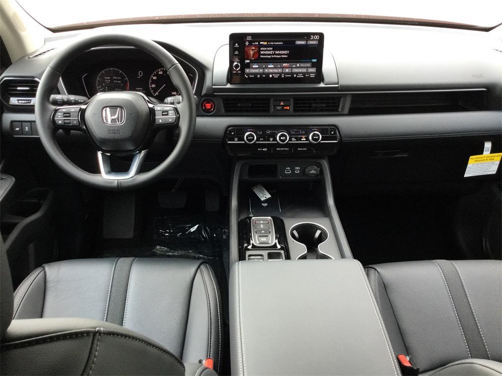 new 2025 Honda Pilot car, priced at $45,421