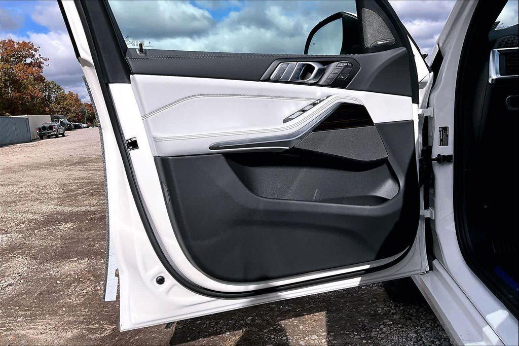 new 2026 BMW X7 car, priced at $95,930