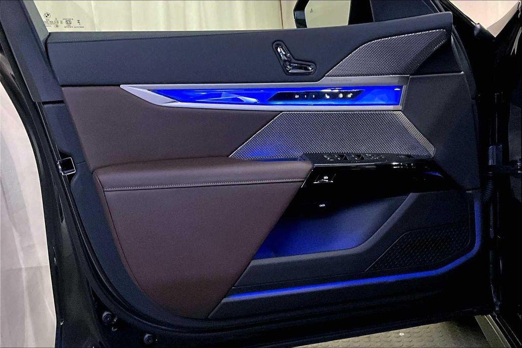 new 2025 BMW 760 car, priced at $132,525