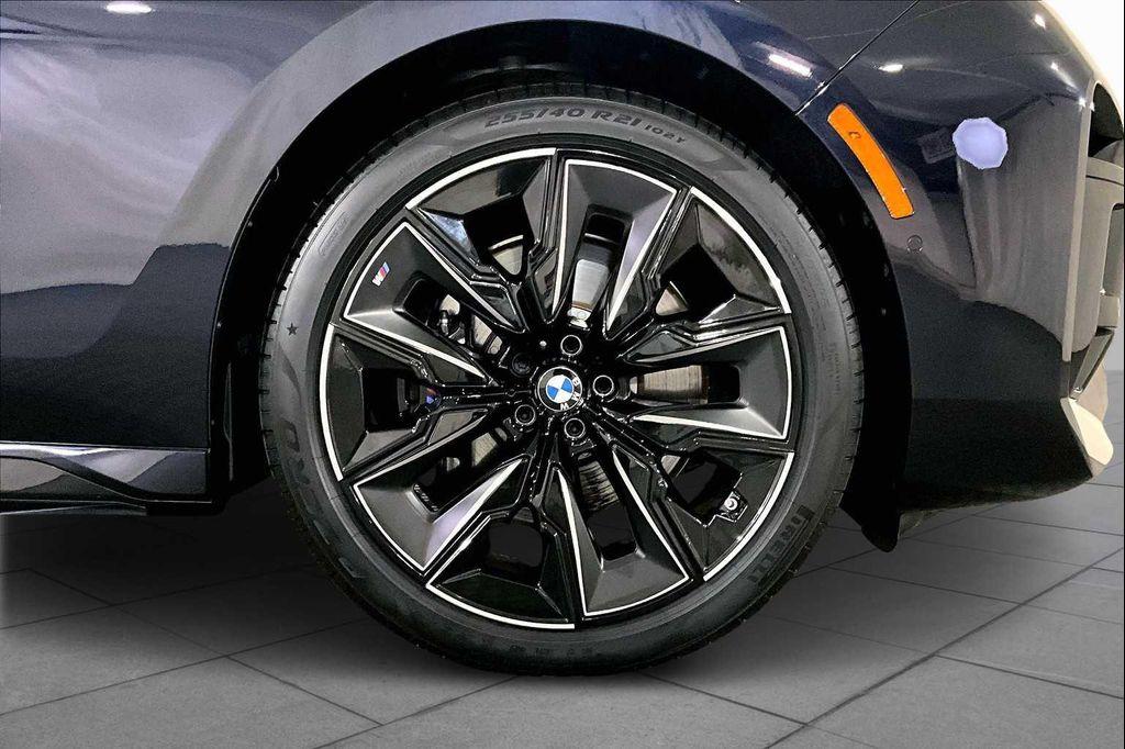 new 2025 BMW 760 car, priced at $132,525