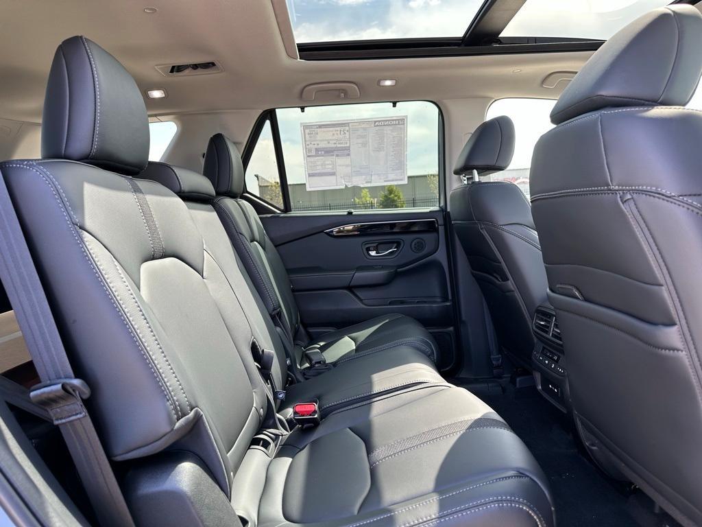 new 2025 Honda Pilot car, priced at $52,235