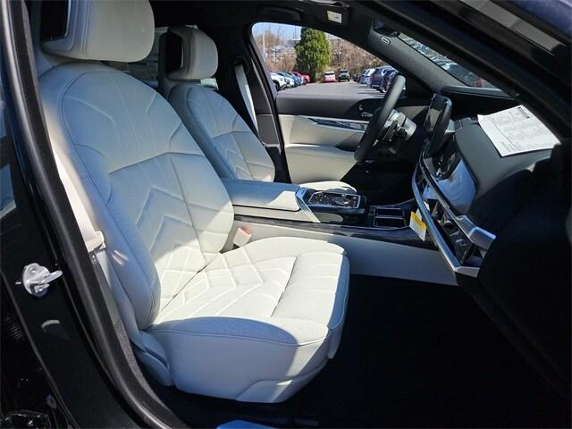 new 2025 BMW 760 car, priced at $129,700