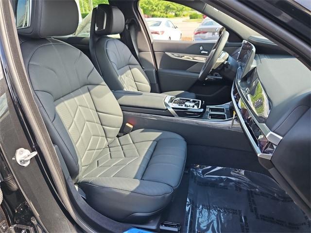 new 2025 BMW i7 car, priced at $131,075