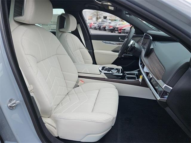 new 2025 BMW 760 car, priced at $132,600