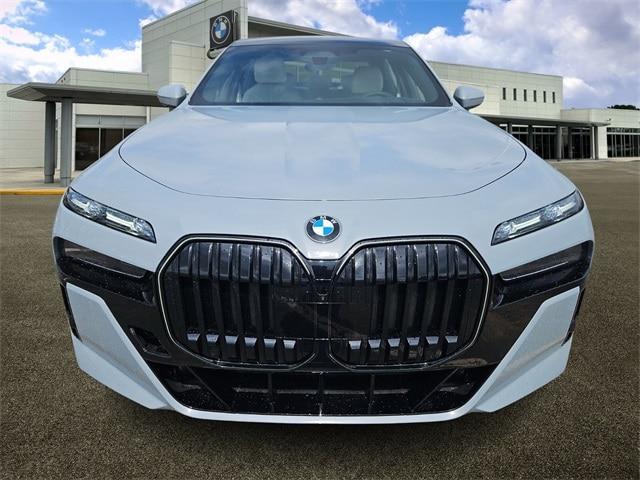 new 2025 BMW 760 car, priced at $132,600