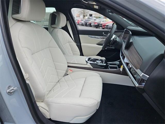 new 2025 BMW 760 car, priced at $132,600