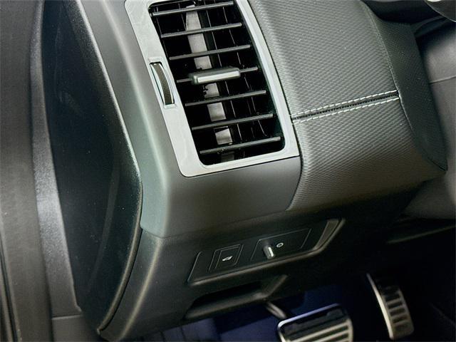 new 2025 Land Rover Discovery car, priced at $70,903