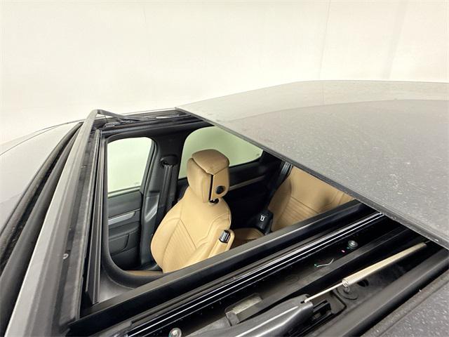 new 2025 Land Rover Discovery car, priced at $69,578