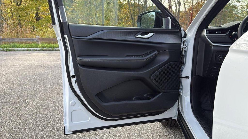 new 2025 Jeep Grand Cherokee car, priced at $47,195