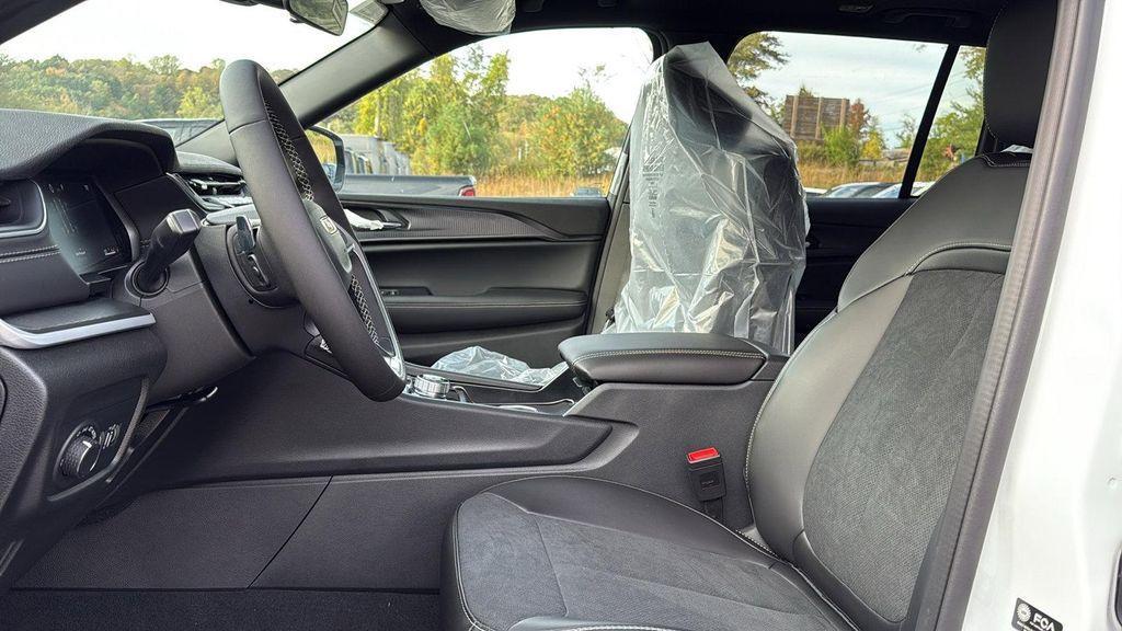 new 2025 Jeep Grand Cherokee car, priced at $47,195