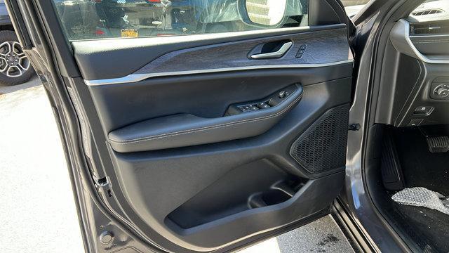 new 2025 Jeep Grand Cherokee car, priced at $50,010