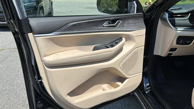 new 2025 Jeep Grand Cherokee car, priced at $50,010