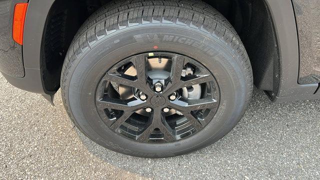 new 2025 Jeep Grand Cherokee car, priced at $45,999